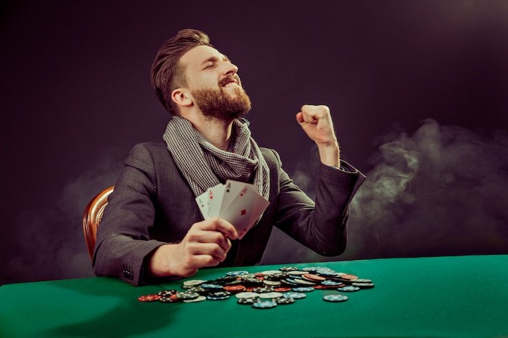 Meja kasino live dengan dealer yang ramah memandu permainan kartu